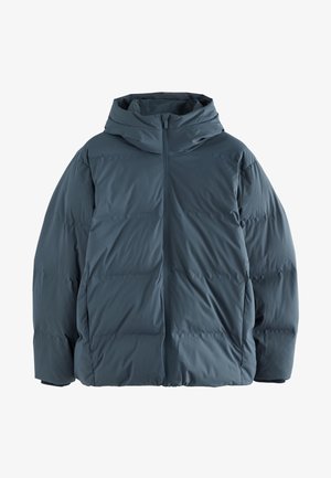 Sötétkék párnázott téli dzseki magas gallérral, elülső cipzárral és hosszú ujjakkal, hideg időre tervezve.