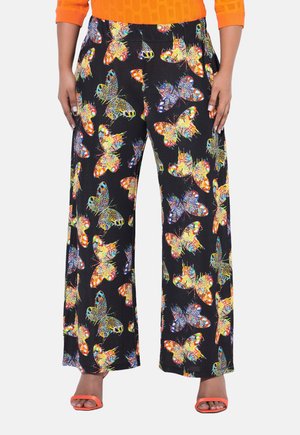 Zwarte wijde broek met een kleurrijke vlinderprint in verschillende tinten. De stof lijkt zacht en is voorzien van een elastische tailleband voor comfort.