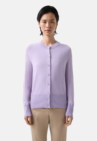 Fliederfarbener Cardigan mit runder Halslinie, langen Ärmeln, Knopfverschlüssen und geripptem Saum. Glattes Strickgewebe, taillierte Silhouette.