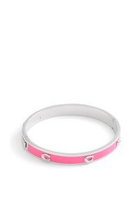 Bracciale bangle rosa con un interno metallico silver. Presenta accenti a forma di C intrecciati sul cerchio esterno, texture liscia e design sottile.