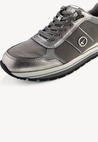 Silberne Metallic-Sneaker aus glattem Leder, mit grauen Akzenten und einer strukturierten schwarzen Gummisohle. Verfügt über ein rundes Logo und eine Standard-Schnürung.