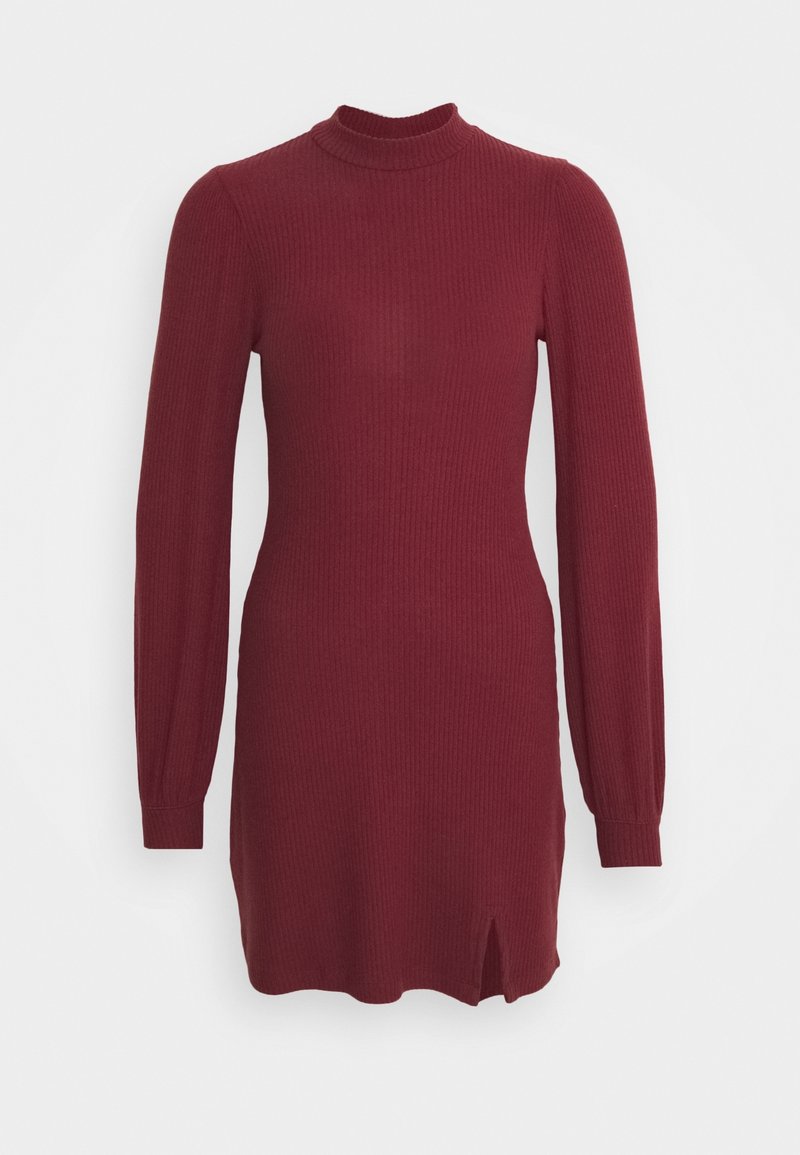 Robe en maille côtelée bordeaux à manches longues avec col montant et petite fente latérale à l'ourlet.