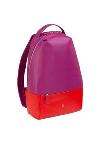 Sac à dos en cuir violet et rouge ; forme ergonomique en goutte d'eau ; doté d'une fermeture éclair et d'une petite poche avant ; texture lisse, détail du logo.