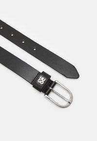 Schwarzer Leder Gürtel mit einer silbernen Doppelklinke, geprägtem Logo und gleichmäßig verteilten Löchern entlang des Riemens zur Anpassung.
