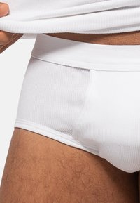Witte geribbelde katoenen boxershorts met een zachte tailleband en een minimalistisch ontwerp, voorzien van een zijzak en een aansluitende pasvorm.
