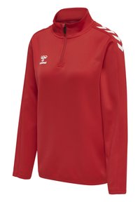 Rød sports pullover med lange ærmer og kvart lynlås, hvide Chevron-striber på skuldrene og hvid hummel-logo på brystet.