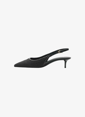 Scarpe con tacco slingback nere con punta affusolata, tessuto testurizzato, dettagli borchiati lungo i lati e un sottile tacco a stiletto.