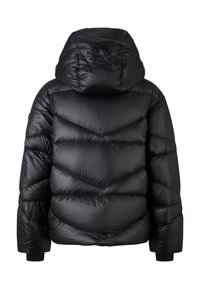 Zwarte pufferjack met capuchon, chevron-quiltingpatroon, gladde glanzende textuur en ribgebreide manchetten. Achteraanzicht.