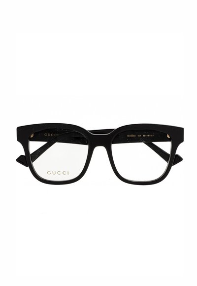 Occhiali rettangolari neri con una montatura audace, caratterizzati dal logo dorato visibile all'interno dell'asta sinistra. Lenti trasparenti e finitura opaca.