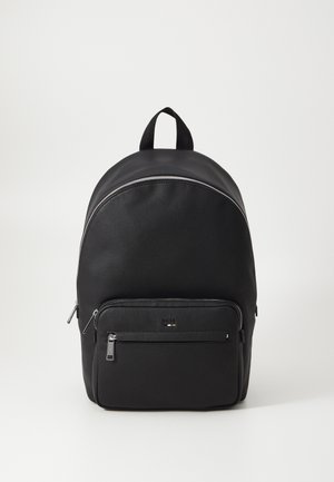 Schwarzer Leder-Rucksack mit abgerundetem Design, ausgestattet mit einer Vorderzippertasche und silberner Hardware. Texturierte Oberfläche und ein Obergriff sind ebenfalls vorhanden.