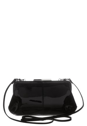 Pochette noire brillante rectangulaire avec une fine bandoulière et une fermeture à clip en haut.