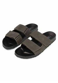 Sandali marroni in pelle con due strap regolabili, una soletta con texture e una suola in gomma nera sagomata.