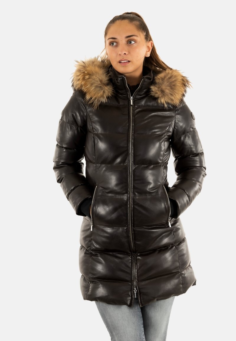 Chaqueta acolchada de cuero negro con capucha forrada de piel, cierre de cremallera en la parte delantera y dos bolsillos laterales. Presenta secciones acolchadas para aislamiento.
