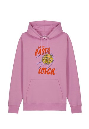 Sweat à capuche rose avec texte rouge "full time pasta lover" et un graphique de mains bleues tenant des pâtes jaunes.
