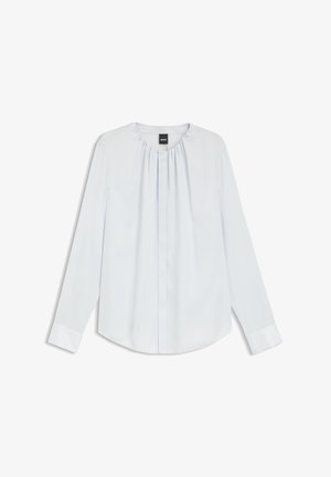 Bluză albă cu mâneci lungi, cu decolteu plisat, nasturi frontali ascunși și manșete, așezată pe o suprafață plată pe un fundal alb.