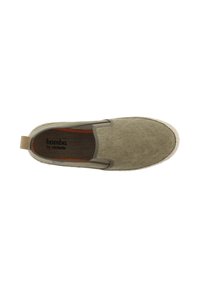 Espadrilles tipo slip-on en verde oliva con parte superior de tela, suela de yute trenzada y plantilla interior marrón etiquetada "bamba by victoria".