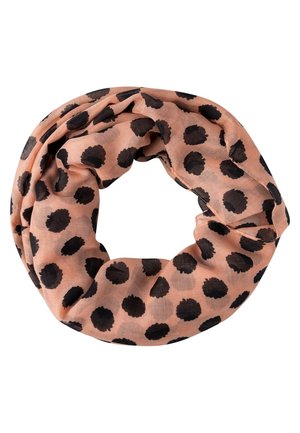 Lichtroze infinity sjaal met grote onregelmatige zwarte polka dots, gerangschikt in een cirkelvormige lus op een witte achtergrond.