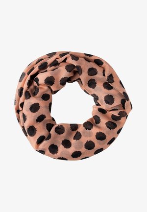 Lichtroze infinity sjaal met grote onregelmatige zwarte polka dots, gerangschikt in een cirkelvormige lus op een witte achtergrond.