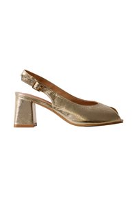 Chaussure slingback métallique dorée avec talon bloc et bout ouvert, dotée d'une bride réglable avec boucle.