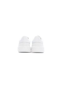 Zapatilla blanca con parte superior de cuero liso, diseño redondeado y suela de goma. Estilo minimalista sin marcas visibles ni adornos.