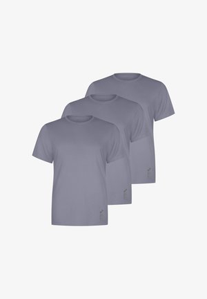Trois t-shirts à manches courtes en gris clair uni, confectionnés dans un tissu doux, avec un col rond et un petit logo en bas à gauche.