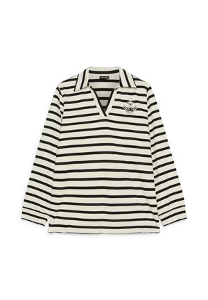 Biały top z długim rękawem z czarnymi poziomymi paskami, z otwartym kołnierzykiem i małym czarno-białym emblematem kotwicy na lewej piersi.