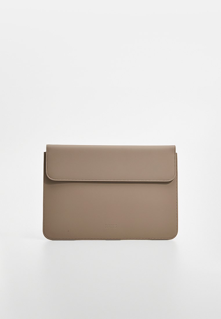 Bruine leren envelope-stijl tas met een klepsluiting, een gladde textuur, een minimalistisch ontwerp en een geperst merkteken in het midden onderaan.