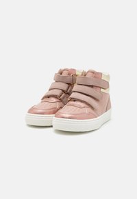 Rosa synthetische High-Top-Sneaker mit Klettverschlüssen, ausgestattet mit einem gepolsterten Schaftrand und glänzenden Akzenten, auf einer weißen Gummisohle.