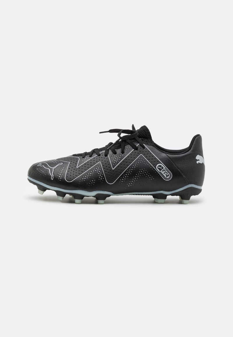 Botas de fútbol negras con parte superior de malla y acentos texturizados, diseño en zigzag y múltiples clavos en la suela para tracción.
