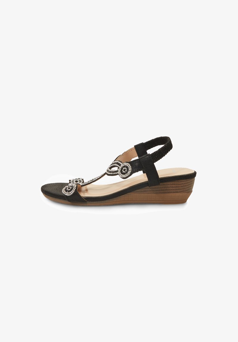 Černé klínové sandály s texturovaným textilním svrškem, zdobené dekorativními stříbrnými spirálovými akcenty a elastickým páskem vzadu.