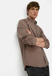 Braun und blau karierter Button-up-Hemd mit Kragen, langen Ärmeln und Knopfmanschetten, aus leichtem Stoff gefertigt.