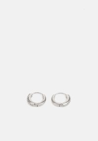 Orecchini a cerchio in argento con una finitura liscia, caratterizzati da una fila di piccole pietre trasparenti su un lato. Design circolare con chiusura sicura.
