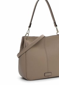 Beige leren handtas met een gestructureerde vorm, voorzien van een gladde textuur, twee draagmogelijkheden en een subtiele merklabel aan de voorkant.