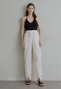 Filippa K LIGHT FUNCTIONAL TROUSERS - Παντελόνι - white chalk