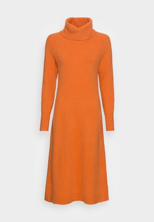 Robe tricotée orange avec un col roulé haut, des manches longues et une texture lisse, présentant une silhouette évasée et des poignets côtelés.