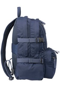 Zaino blu navy con spallacci imbottiti, retro in rete, cinghie laterali regolabili e numerosi scomparti con zip per lo stoccaggio.