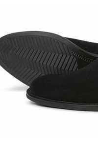 Czarne zamszowe botki za kostkę z okrągłym noskiem, elastycznymi bocznymi panelami i czarną gumową podeszwą z wzorem w jodełkę.