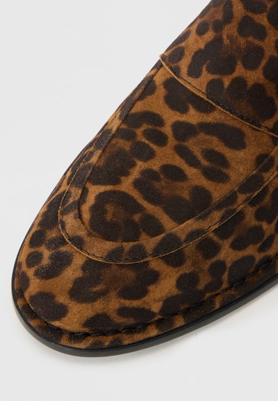 Scarpa in camoscio con stampa leopardata, con punta affusolata, caratterizzata da macchie marrone scuro e beige chiaro, rifinita con un bordo cucito e suola liscia.