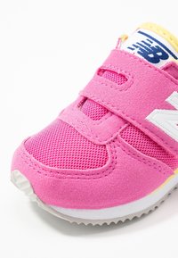 New Balance IV220PKY - Tenisky - pink