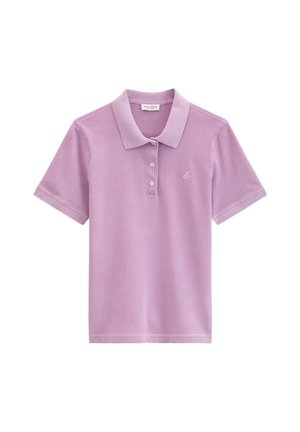 Polo à manches courtes violet avec trois boutons et un petit logo blanc "M OP" sur le côté gauche de la poitrine.