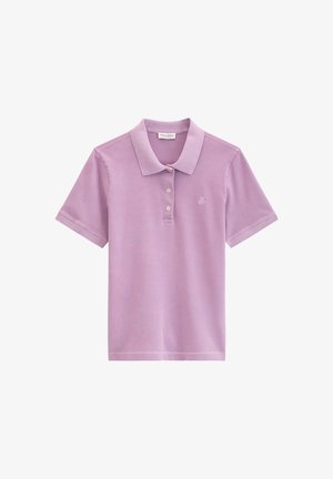 Polo à manches courtes violet avec trois boutons et un petit logo blanc "M OP" sur le côté gauche de la poitrine.