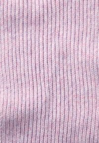 Strikket stof i blød pastelpink med subtile lavendelnuancer. Har en ribbet tekstur med tætsiddende lodrette linjer.