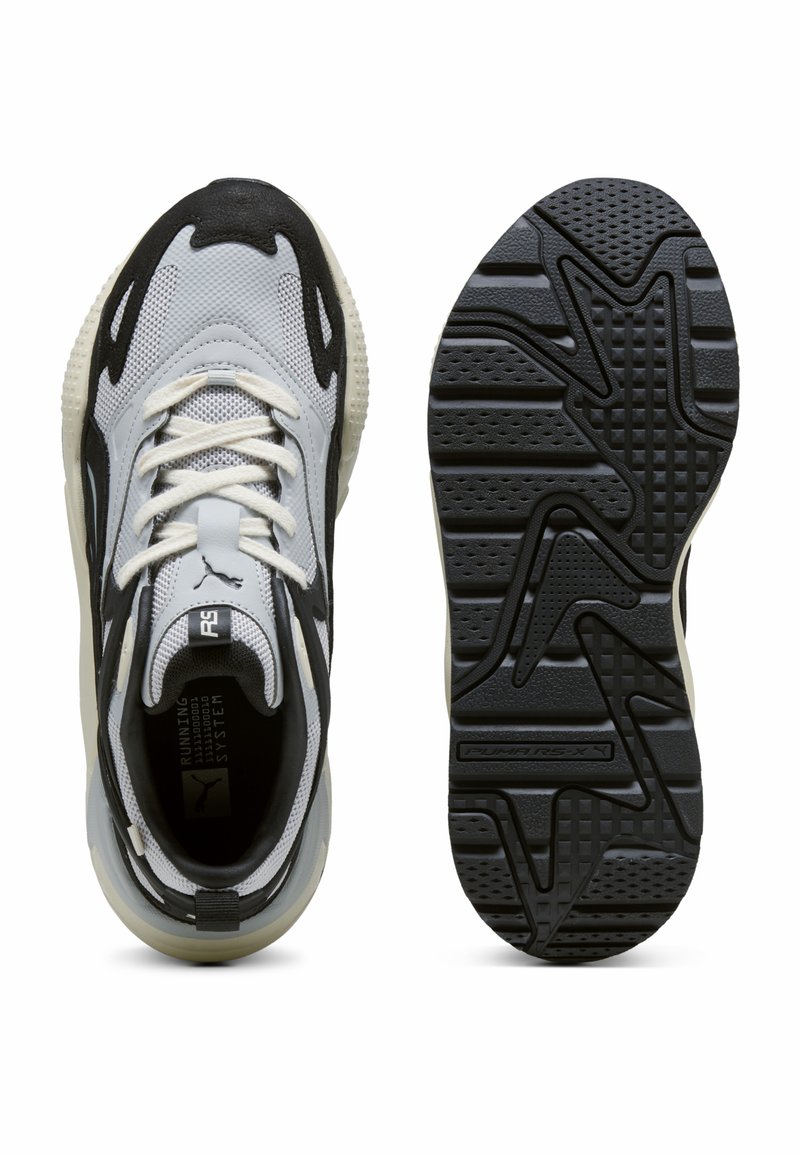 Die Puma RS-X Sneaker verfügen über ein Obermaterial aus Mesh mit schwarzen Akzenten, eine Schnürung und eine strukturierte Gummisohle mit einem ausgeprägten Profil in Grau und Schwarz.