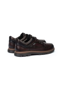 Zapatos de cuero marrón con un diseño texturizado, que presentan punteras redondeadas, cordones y una suela de goma. Los acentos incluyen costuras en contraste.