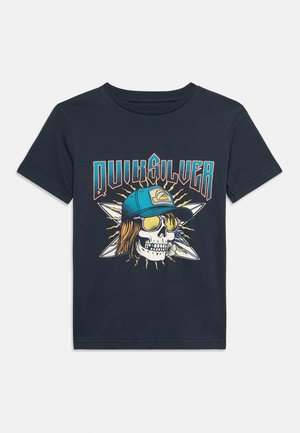Tricou negru cu mânecă scurtă, cu grafică colorată a unui craniu care poartă o șapcă albastră și ochelari de soare, cu textul "QUIKSILVER" deasupra și fundal cu raze solare.