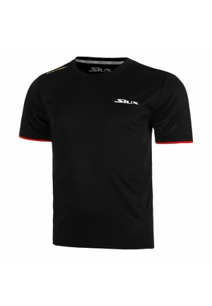Schwarzes Siux-Sportshirt mit kurzen Ärmeln, weißem Logo auf der Brust, rotem Besatz an den Ärmelsäumen und gelbem Text auf der rechten Schulter.