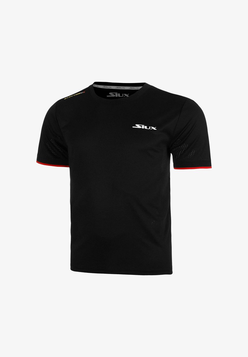 Schwarzes Siux-Sportshirt mit kurzen Ärmeln, weißem Logo auf der Brust, rotem Besatz an den Ärmelsäumen und gelbem Text auf der rechten Schulter.