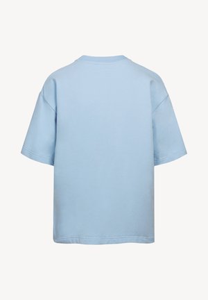 Prosta, jasnoniebieska koszulka z krótkim rękawem, widziana od tyłu, z okrągłym dekoltem i luźnym krojem.