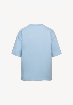 Prosta, jasnoniebieska koszulka z krótkim rękawem, widziana od tyłu, z okrągłym dekoltem i luźnym krojem.