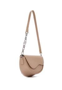 Beige lederen schoudertas met een gebogen vorm, vlakke klepsluiting en zilveren kettingaccent. Vloeiende textuur en verstelbare schouderriem.